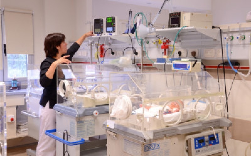 Neonatologa: se dilatan las negociaciones entre privados